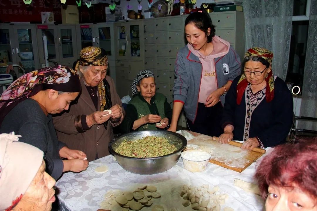 *疆新**欢喜老年公寓创始人热孜亚：她用爱为老人心中照进一束光