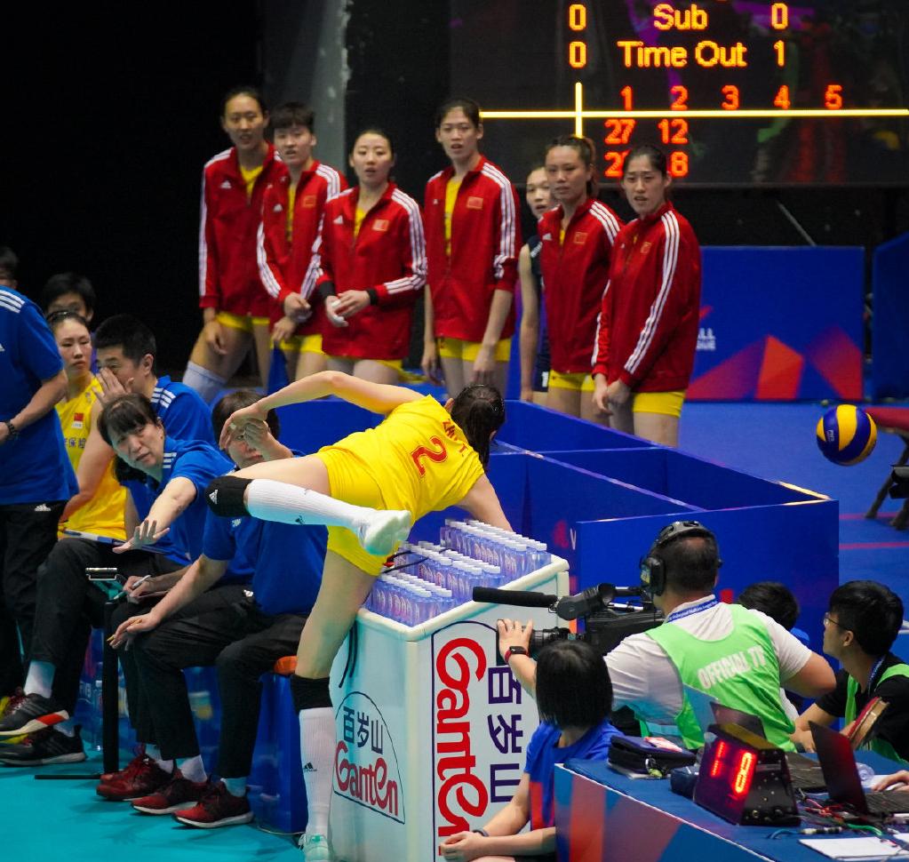 朱婷飞奔场外救球传承女排,朱婷救场