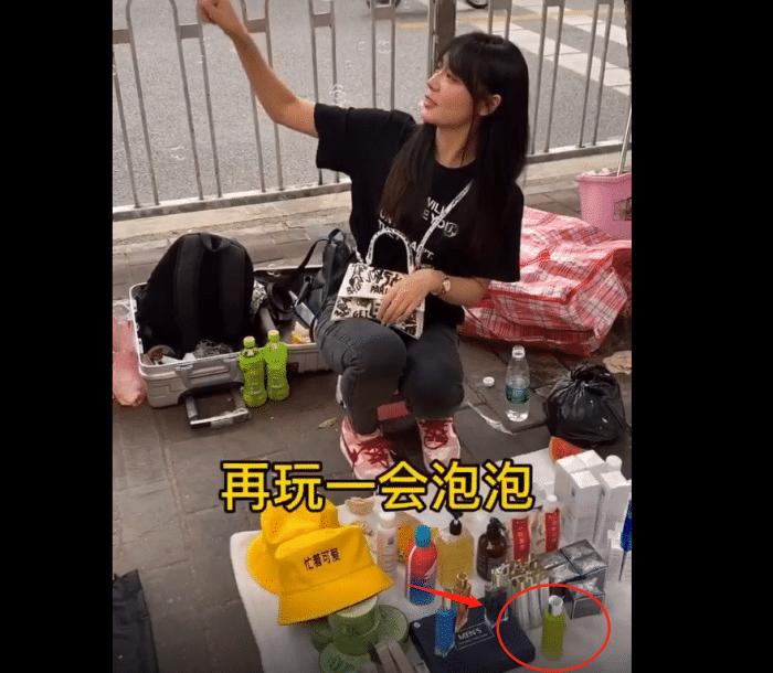 90后美女带小孩摆地摊,90后美女摆摊