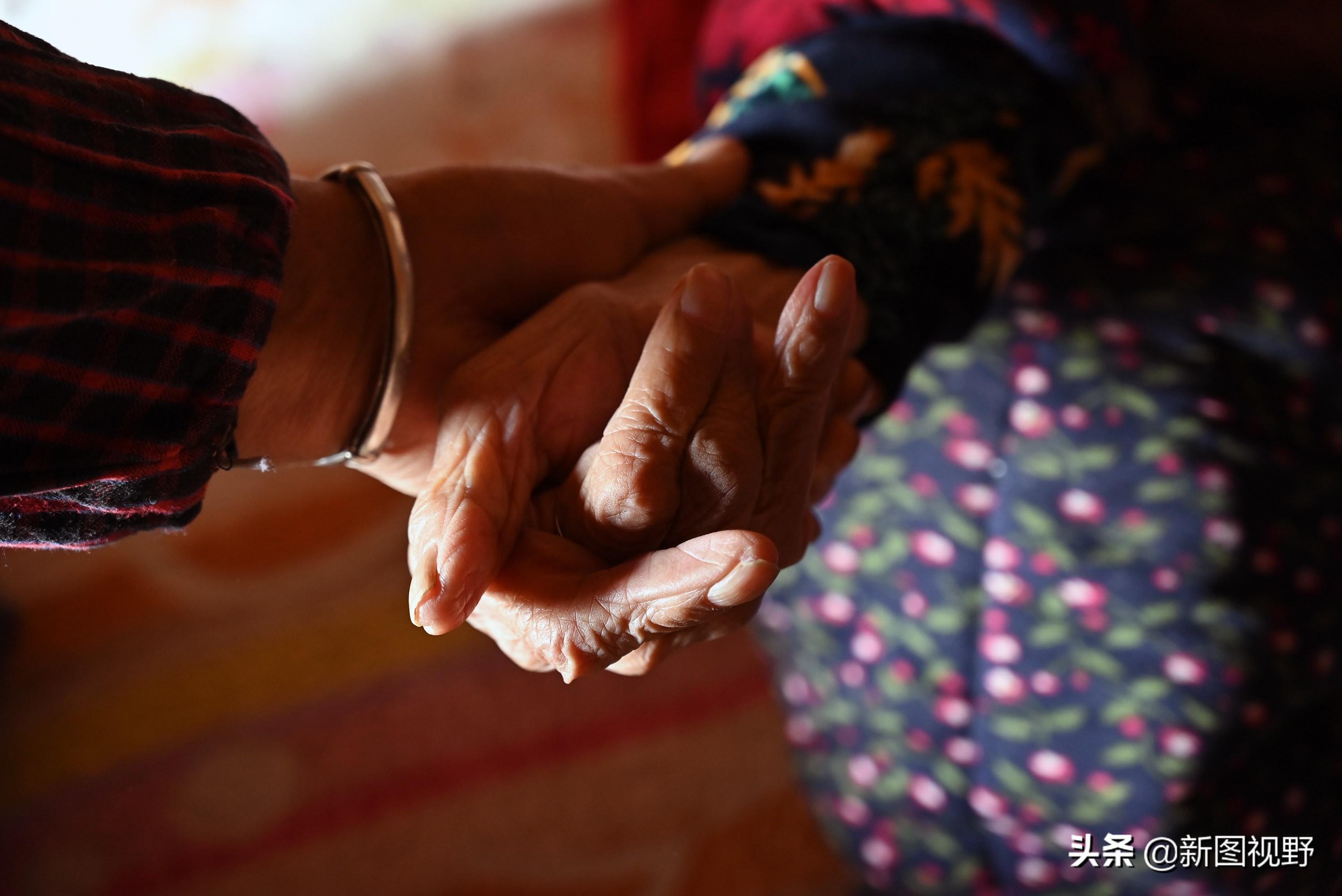 104岁老人，脾气很特别，会用土方免费治病，60多年治愈患者无数