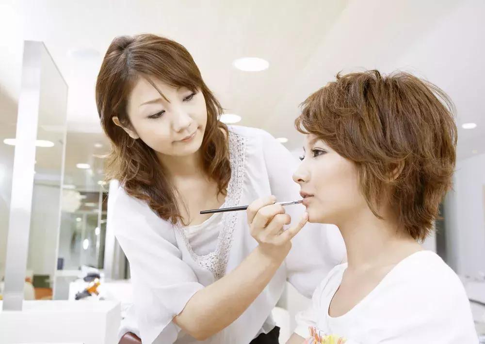 油性皮肤毛孔粗大怎么化妆不卡粉,油性皮肤怎样化妆不卡粉不脱妆