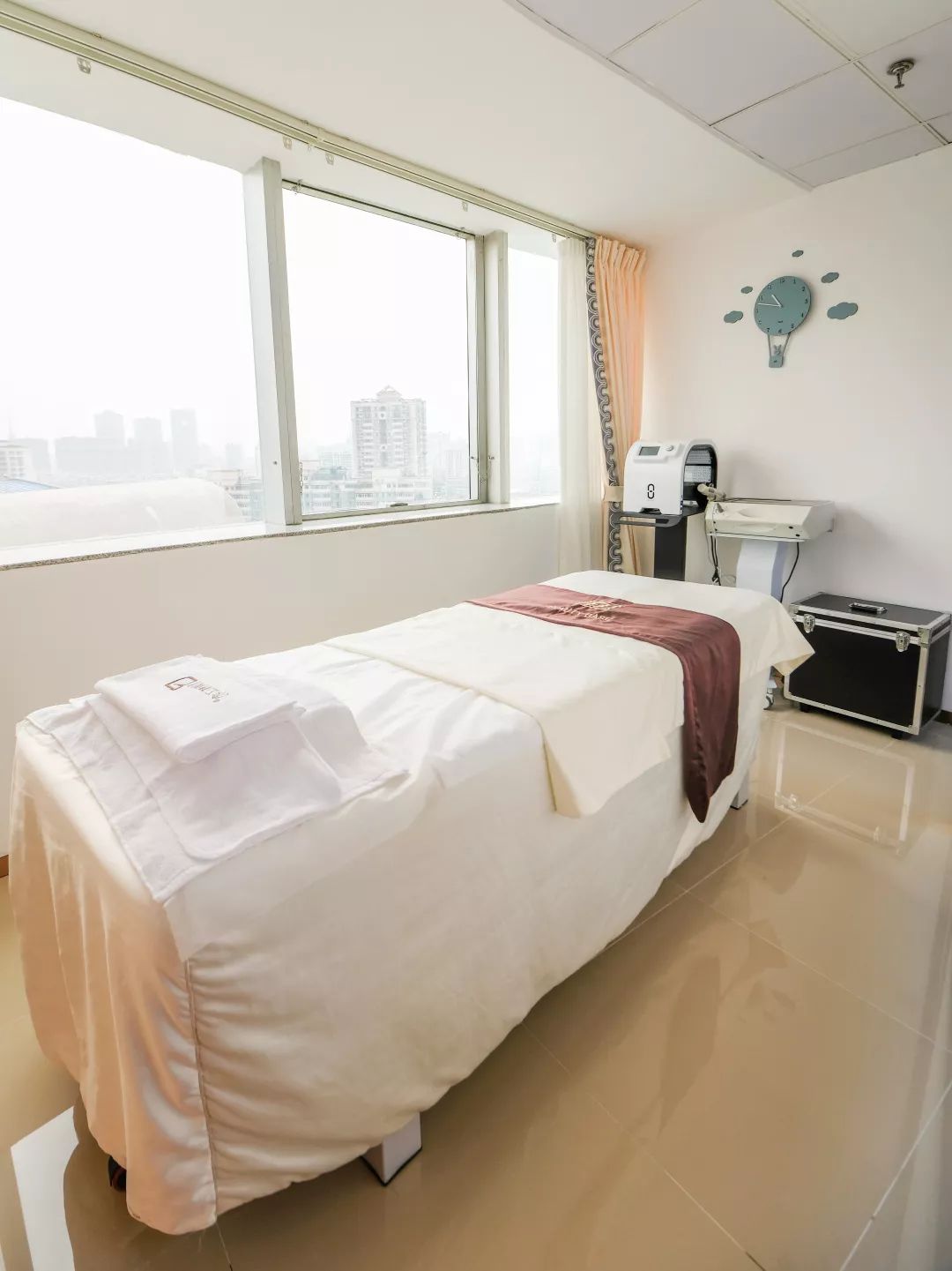 贵妇深层毛孔清洁,皮肤管理护肤中心深层清洁毛孔