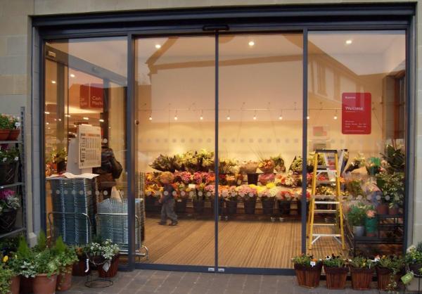 推拉铝框玻璃门错位如何调整,推拉玻璃门错位怎么办