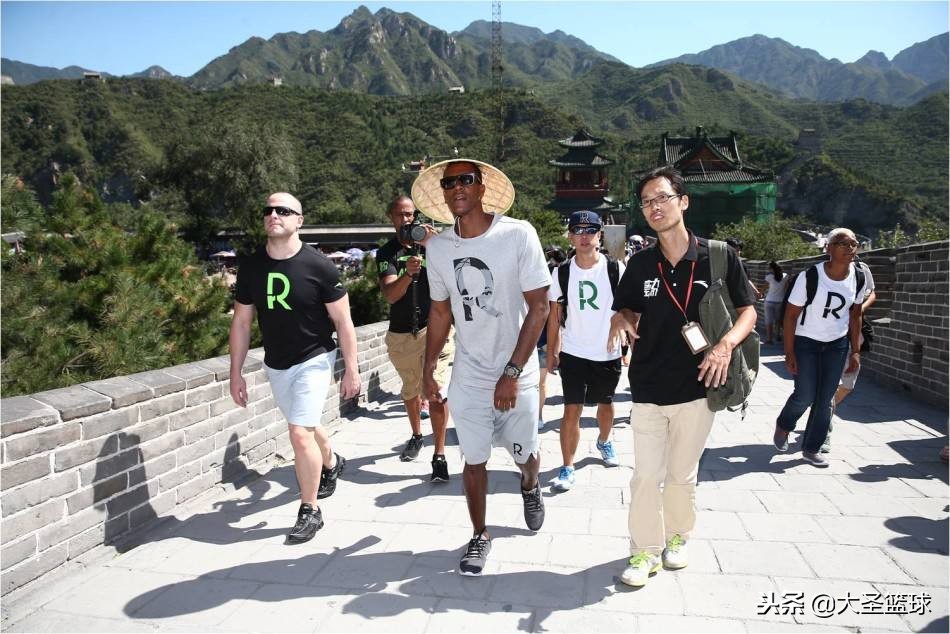 在万里长城面前NBA球星也秒变小粉丝邓肯穿CBA羽绒服爬长城