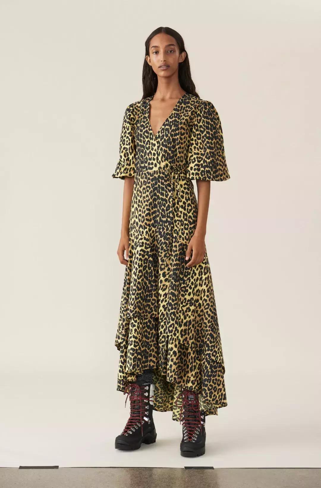 天气回暖怎么穿?裙子+运动鞋是时尚人群中热度最高的搭配法则