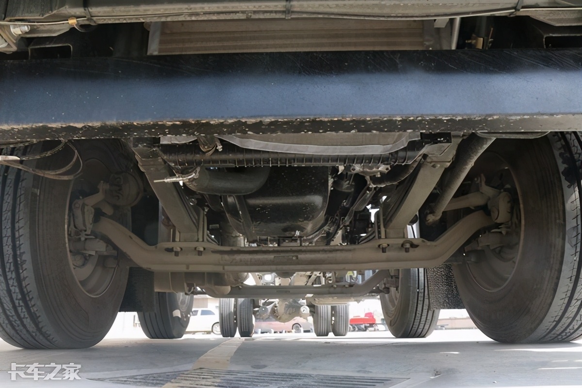 汕德卡600升双腔油箱,600升双腔油箱