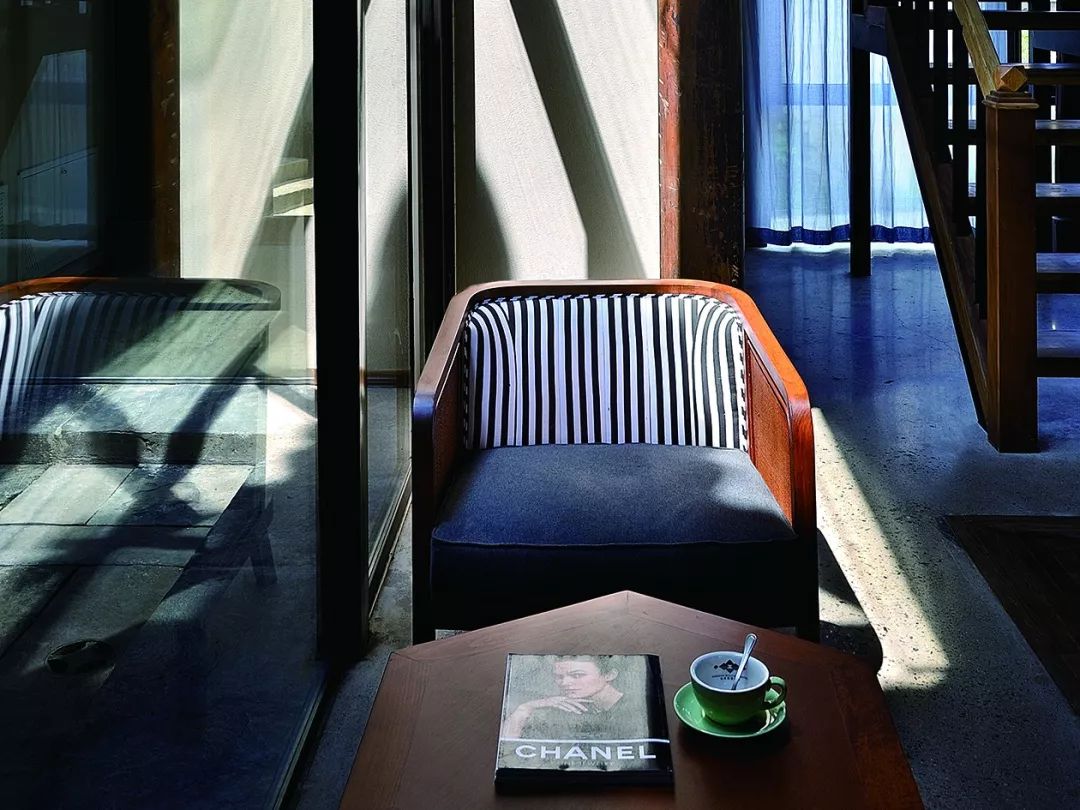 秋日河畔画中小镇，隐于茶园流水，山水间三店新开旅居吃茶慢生活