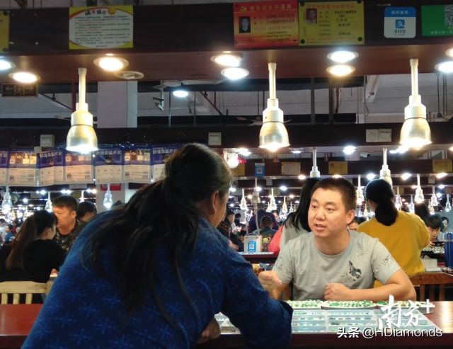 翡翠项链摔坏要赔一千多万视频,顾客摔坏了手镯怎么赔偿