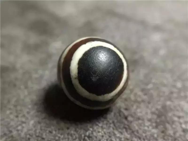 天珠朱砂点和朱砂线,天珠朱砂点越戴越多