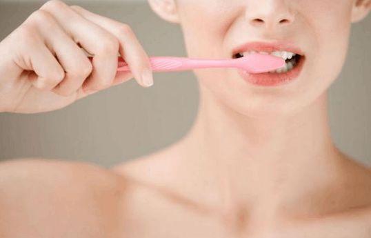 牙缝里的牙垢怎么去掉,牙缝中的牙垢怎样清除