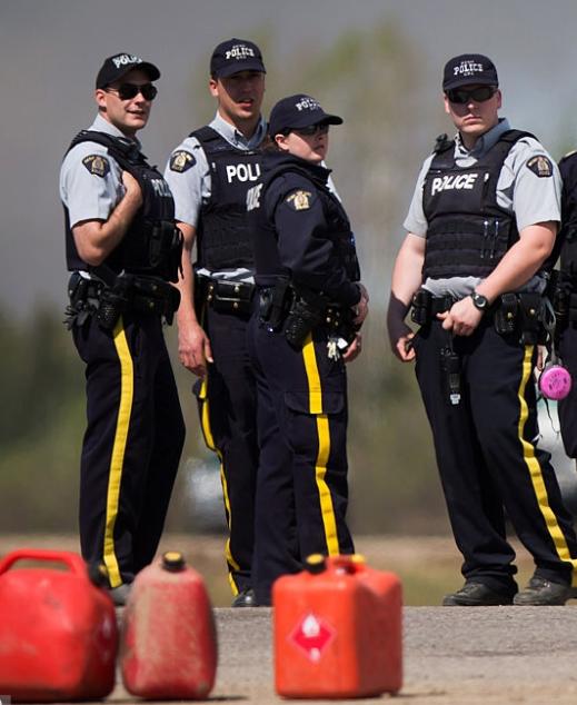 加拿大皇家警察制服,加拿大皇家骑警四个字母