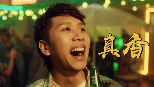 “真香鼻祖”化身新裤子、GAI迷弟，反转演绎乐堡啤酒式“真香”