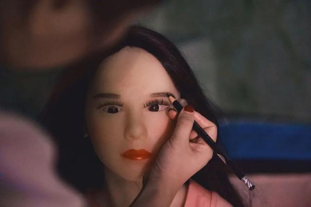 中国第一个硅胶娃娃体验馆，开在工厂区