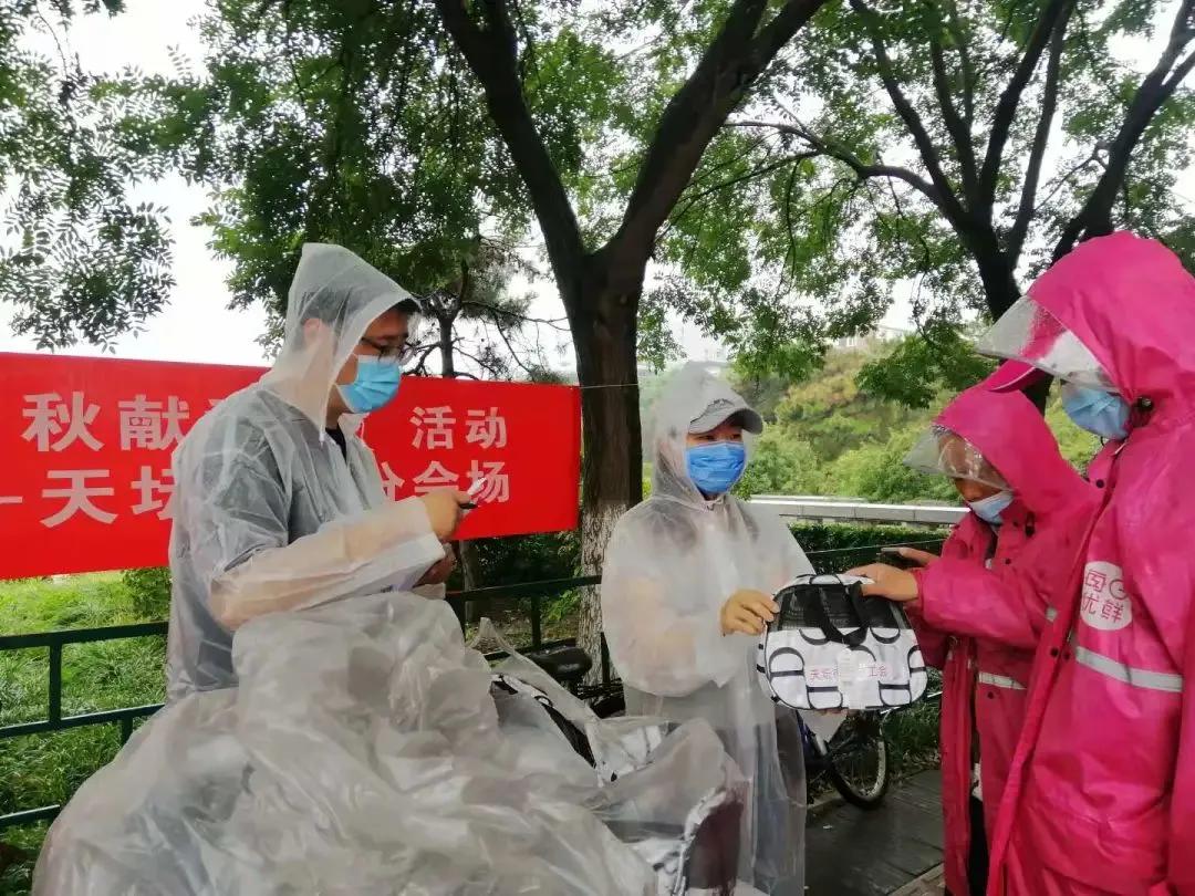 “暖‘新’在行动·中秋献爱心”区总工会联合多部门服务新就业群体（二）