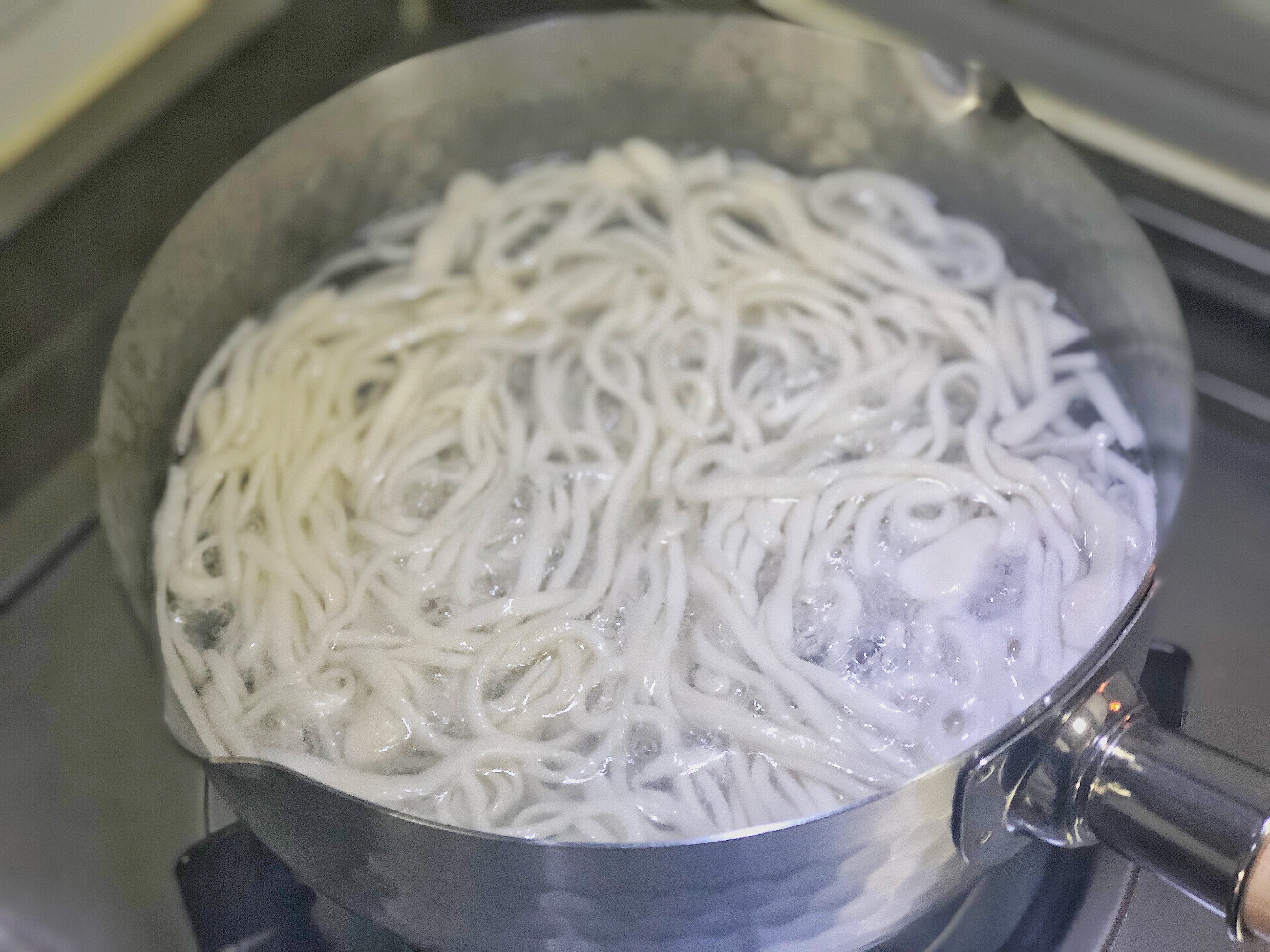 自己在家做拉面一次就能成功，和西红柿鸡蛋卤是绝配，爽滑弹牙