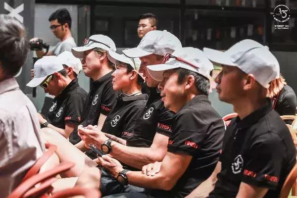 历经几十年登上珠穆朗玛峰的人,一群普通人攀登珠峰的故事