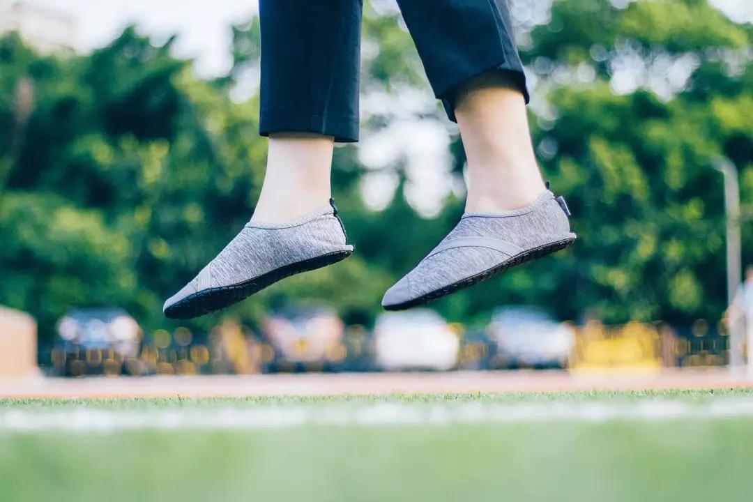 爆红美国的裸奔利器，水陆两栖比光脚舒服，难怪蔡少芬全家都在穿