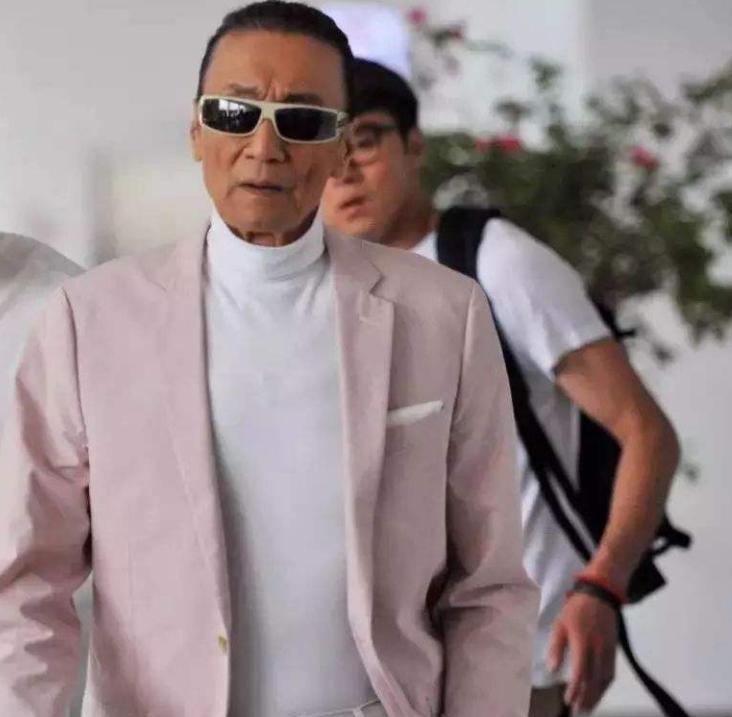 84岁谢贤穿皮衣状态好,80岁的谢贤依然帅气迷人