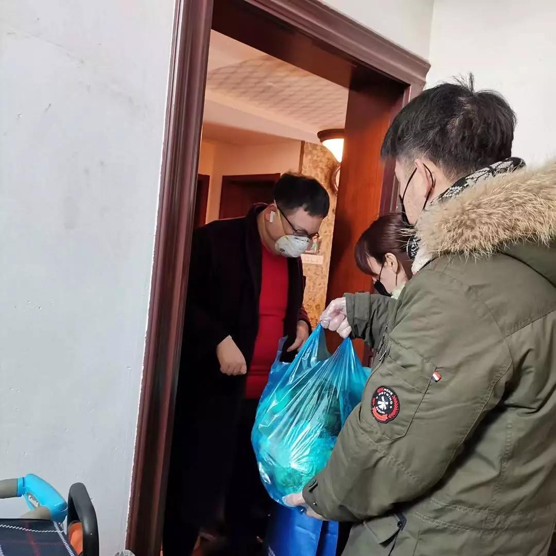 疫情期间志愿者给医护人员暖心餐,关心居家隔离人员送菜上门