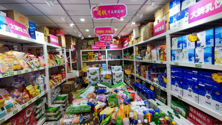 开在菜市场瞄准中老年群体,便利店“异类”来身边搅局了