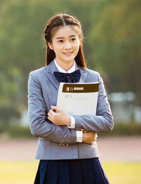 初中生攀比名牌鞋怎么引导,学生穿着攀比现象怎么处理