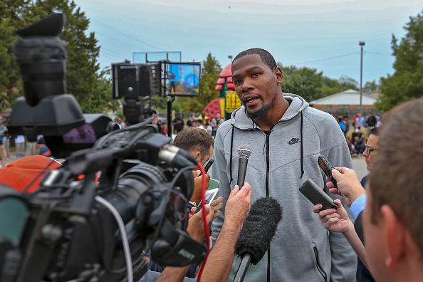 1亿美元球鞋赞助！未进NBA的菜鸟比肩詹皇杜兰特，状元秀稳了？