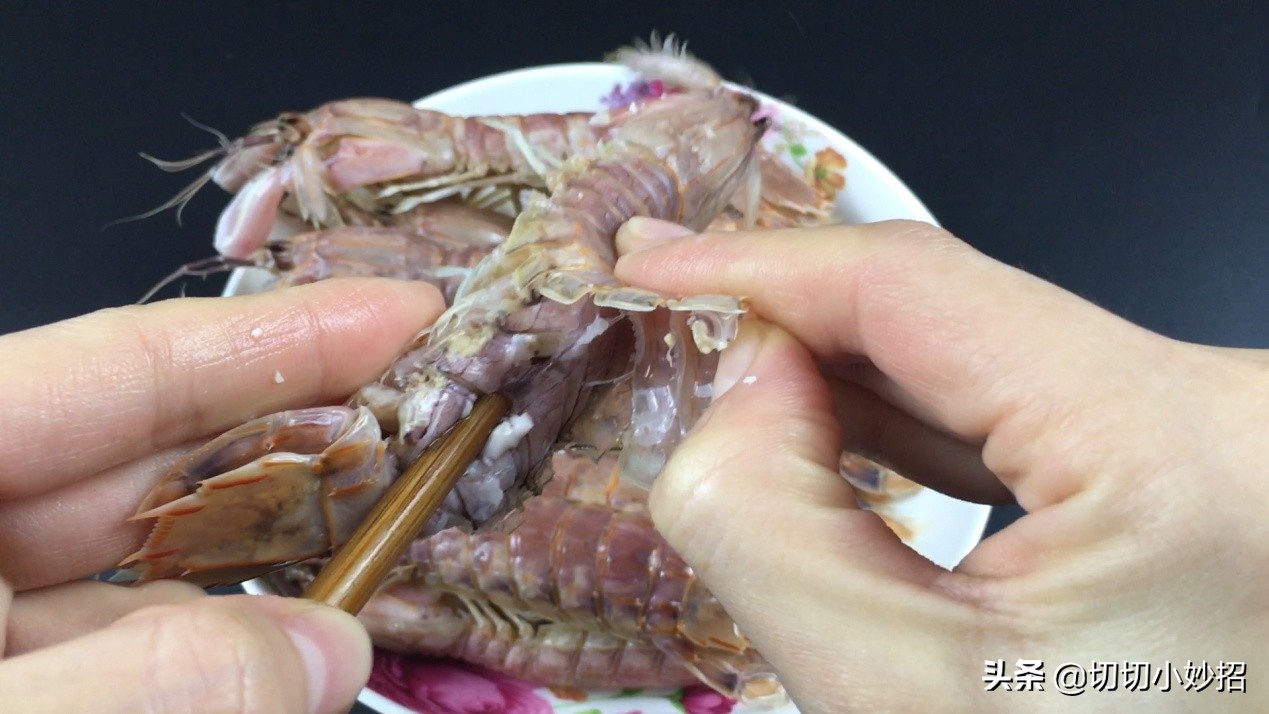 熟的皮皮虾扎手有点疼怎么处理,皮皮虾好吃不会剥又扎手又扎嘴