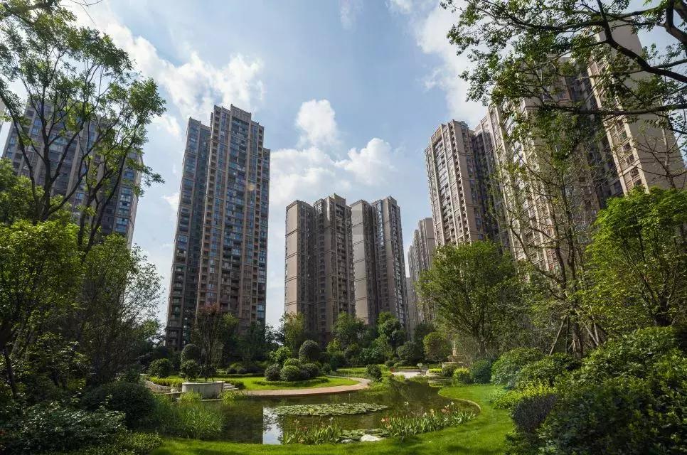 单价9000地铁口湖景住宅,单价1w买地铁精装房