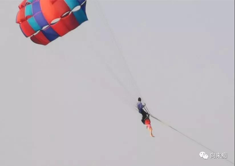 泰国一人行芭提雅跳伞,泰国三人行歌曲