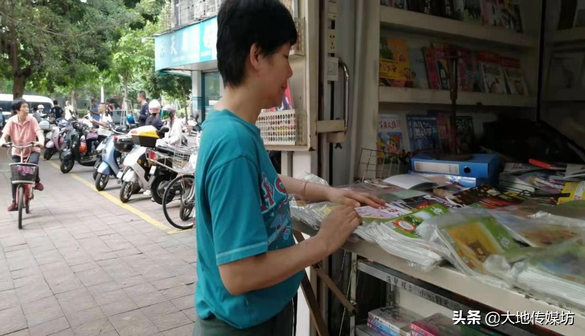 “买空报刊亭”实验背后:倒闭潮中有老人坚守却快被租金“压垮”