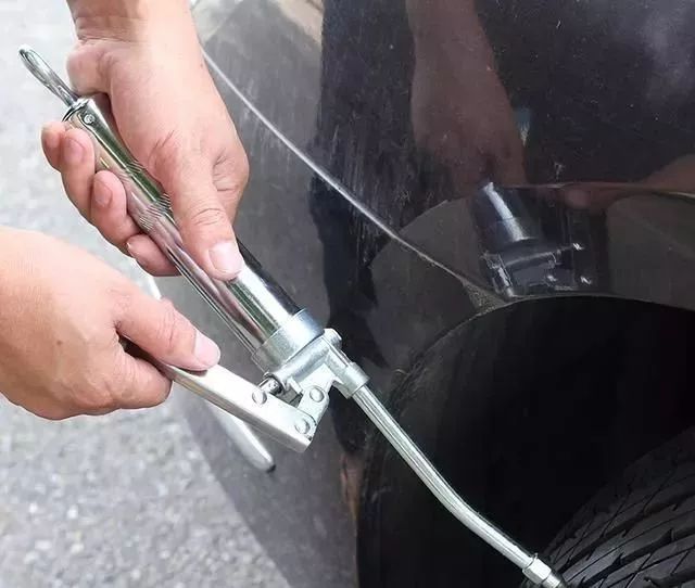 车上带刀违法吗,汽车上带什么防身不违法