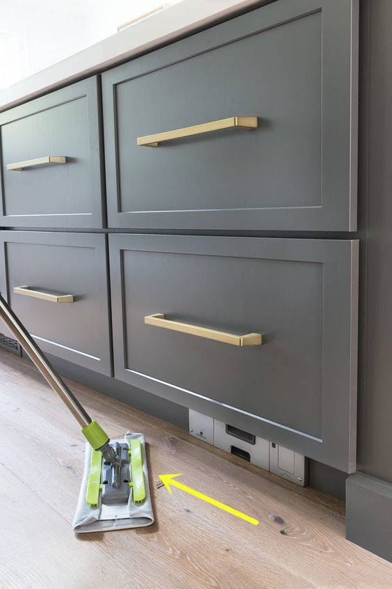 客厅中央电视柜与楼梯一体设计,客厅楼梯下面空间利用电视柜