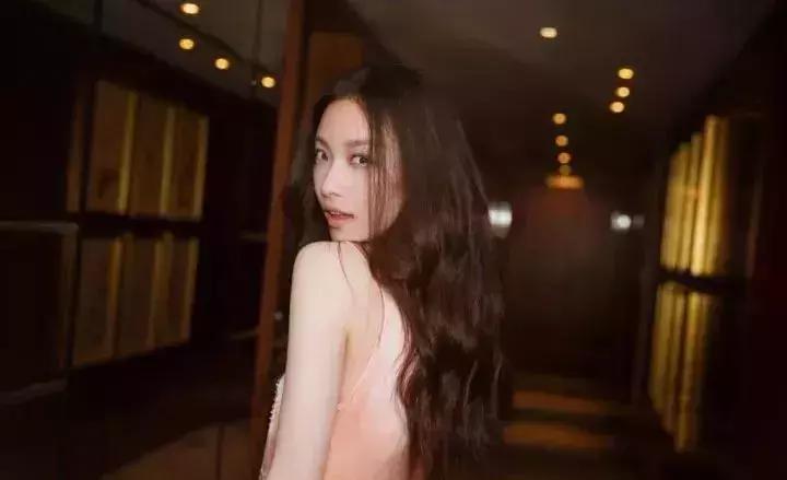 慵懒卷发暖色,慵懒卷发很容易直吗