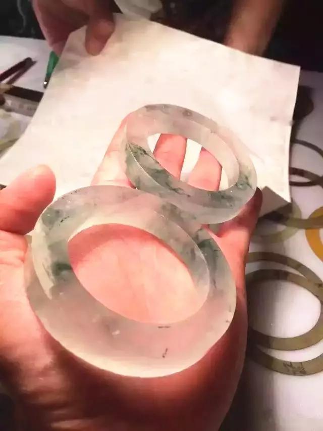 切出极品玻璃种翡翠,切出高冰翡翠