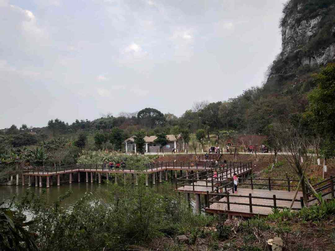 情知不久须相见，一日甚三秋，愁来不自由。‖马坝人遗址公园