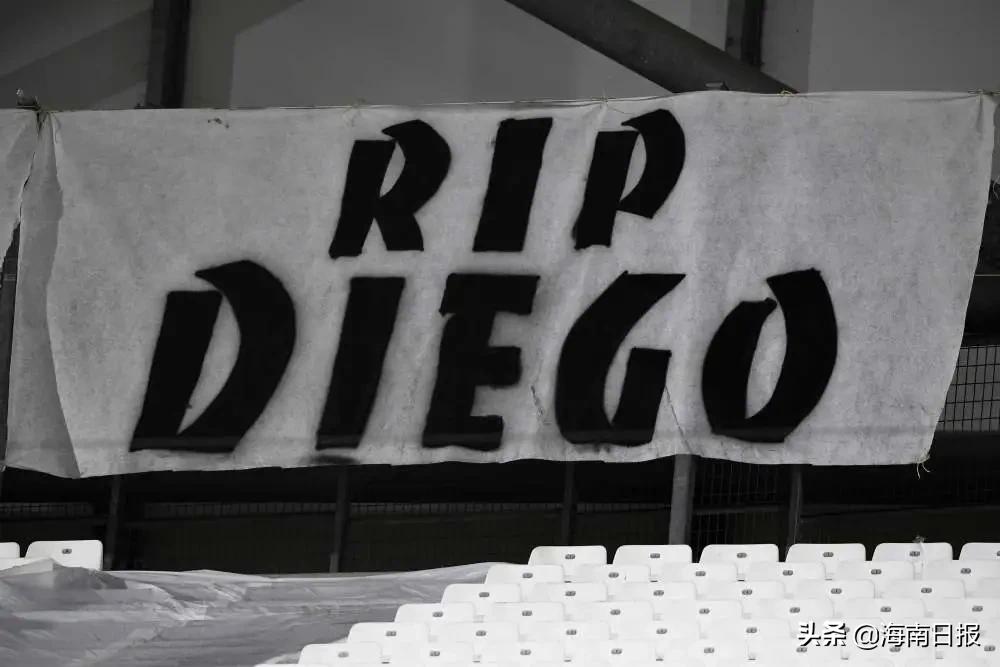 一代球王去世,一代球王马拉多纳退役