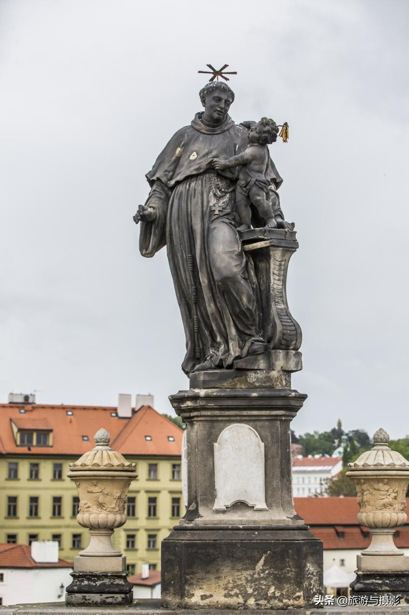 查理大桥雕塑作品介绍 (查理大桥的雕塑)