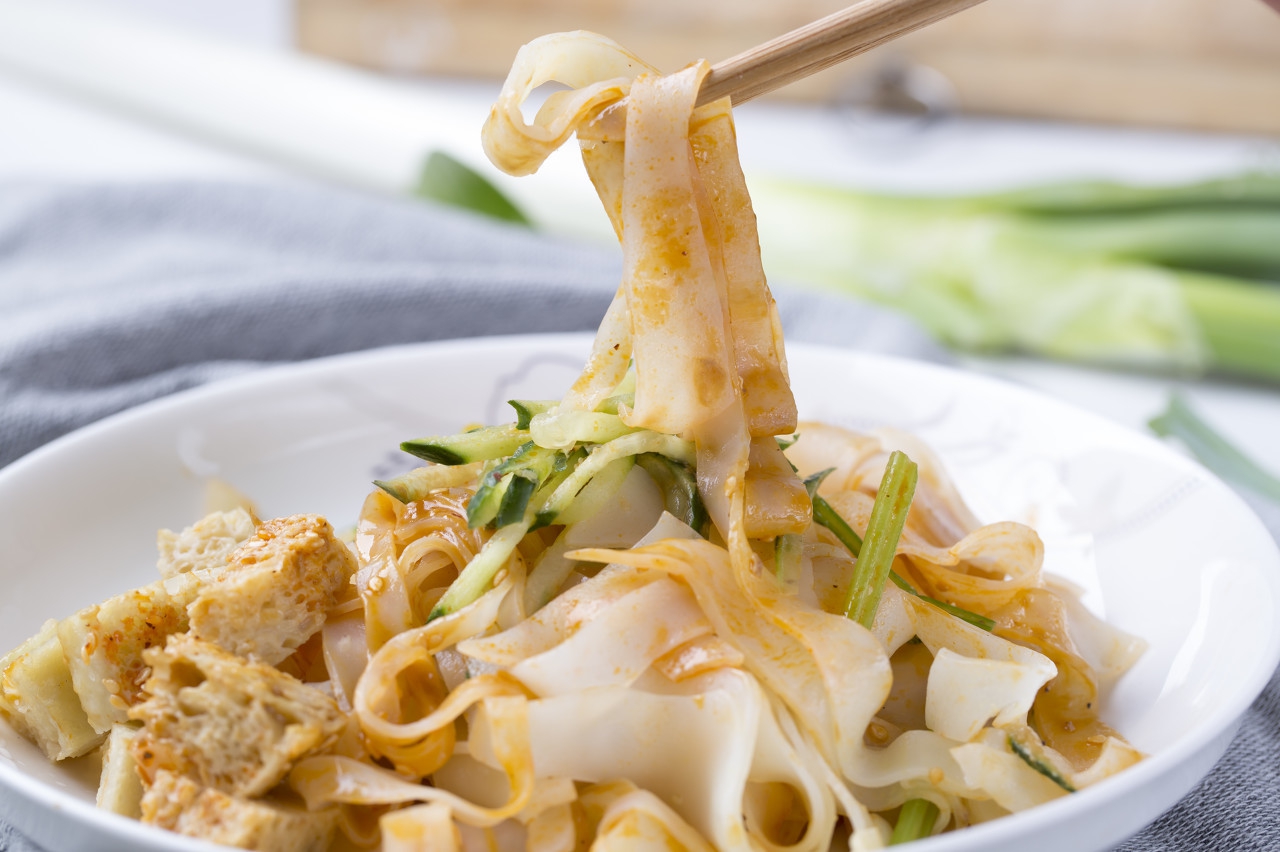 女子卖凉皮用1元啤酒年赚63万,夫妻卖凉皮一年挣八万