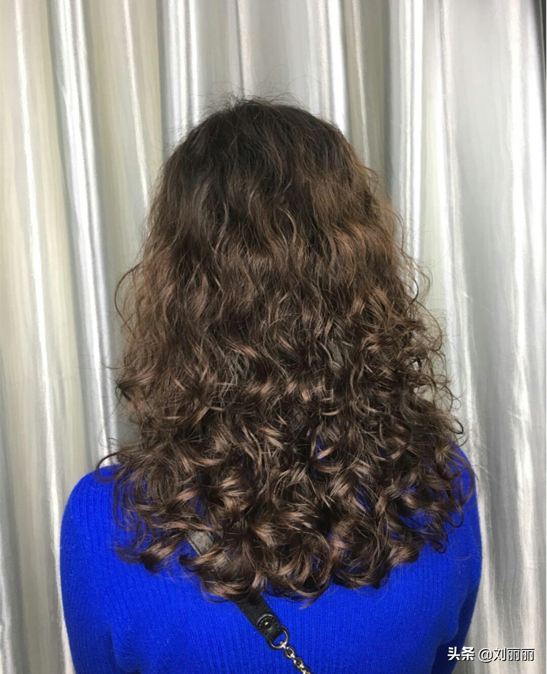 好看又时尚的发型最新款,40-50岁洋气烫发型中长发大圆脸