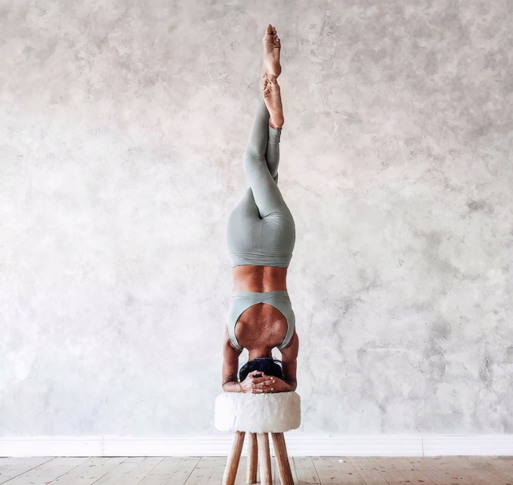 练倒立用倒立架好还是自然倒立好,冲肩倒立和顶肩倒立和沉肩倒立