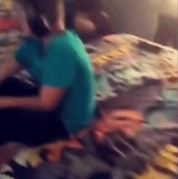 贾玲在沙发上翘二郎腿搞笑图片,贾玲跷二郎腿动图下载