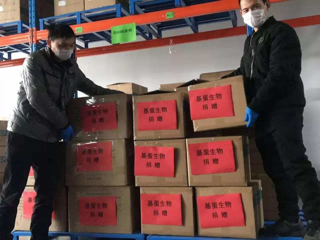 有困难我们一起扛的句子,所有困难我们一起来扛是什么歌名