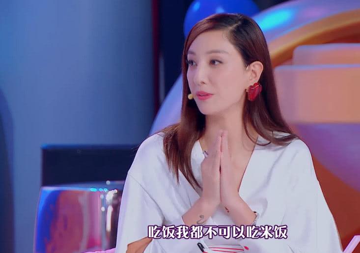 郑希怡阿娇同台,郑希怡送阿娇礼物完整版