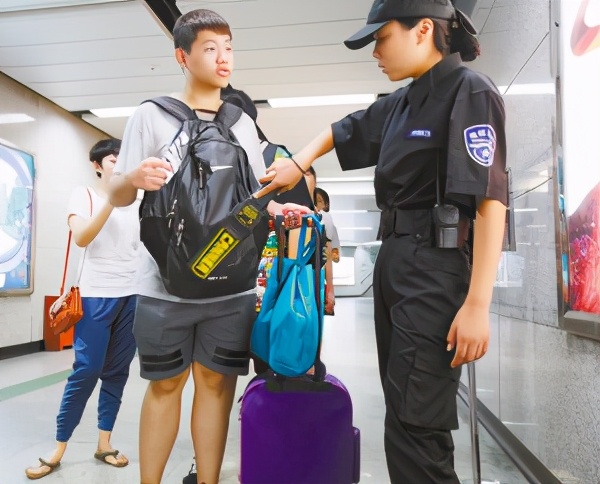 地铁安检工资8000是真的吗,上海地铁安检员实际工资3000