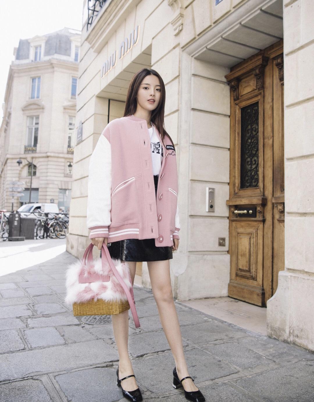 杨超越几千块衣服呈现200块风采?小花齐穿miumiu差别竟然这么大