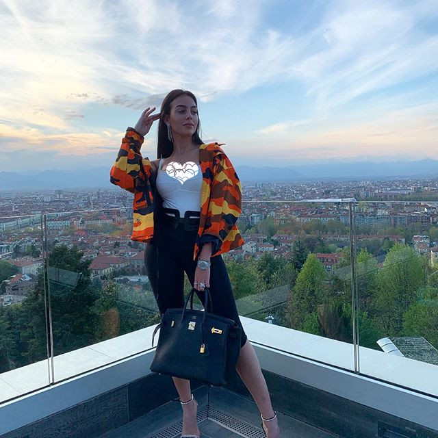 c罗和乔治娜最新照,c罗携女友出海游玩