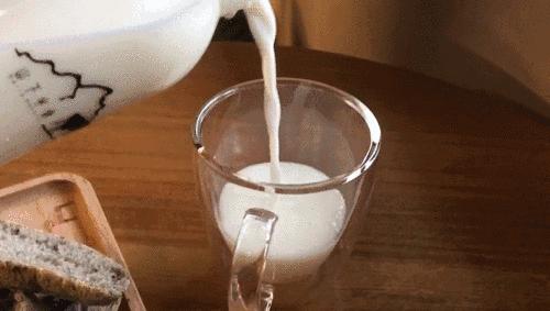 *疆新**农场的牛奶，奶味浓香到治愈全世界！每次都想去舔下瓶盖。