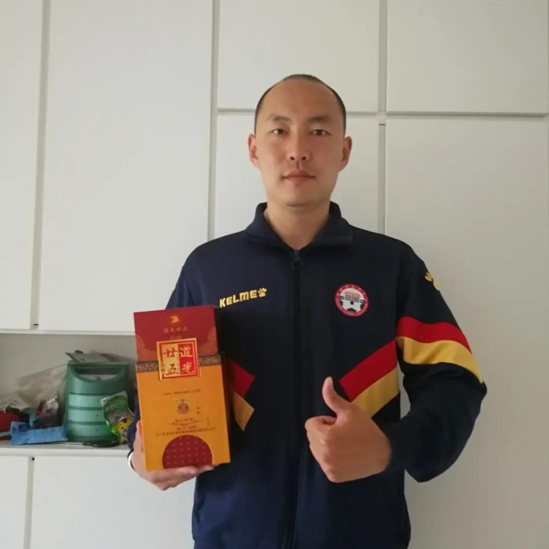 特写｜扎心了，这位绿茵法官“工作执勤”“云上充电”两不误