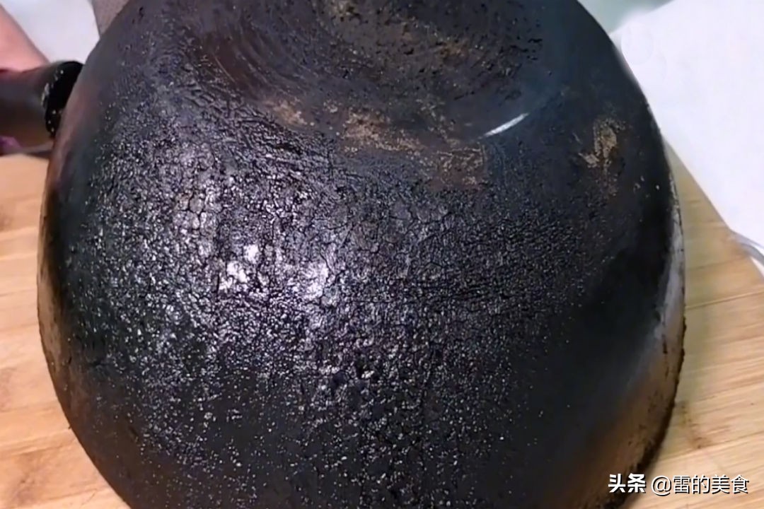 炒菜锅用久了又脏又粘锅，教你最简单的处理方法，旧锅变新锅