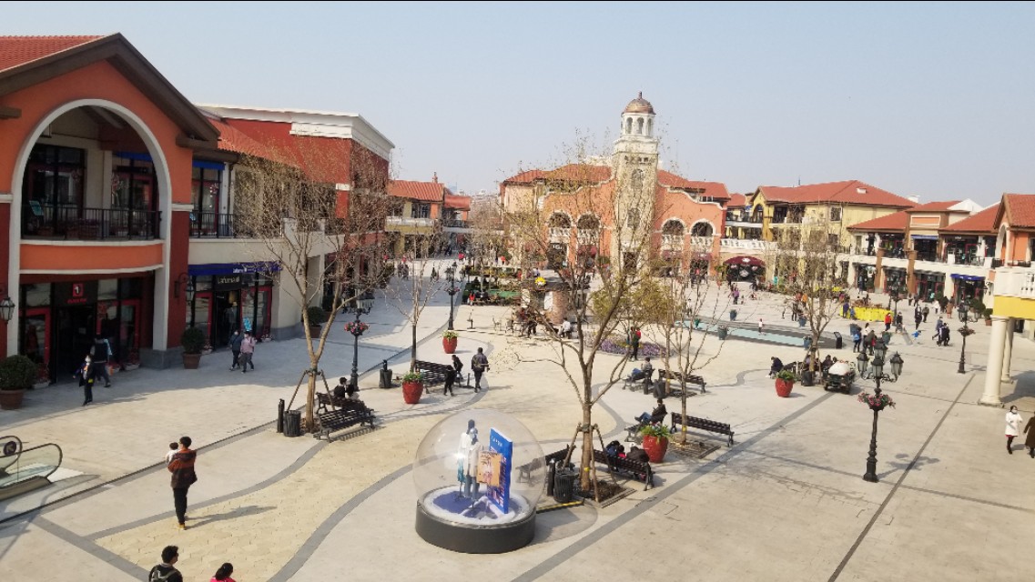 疫情向好，奥莱村迎客，微信步数可兑现金券，阿迪耐克门口排长龙